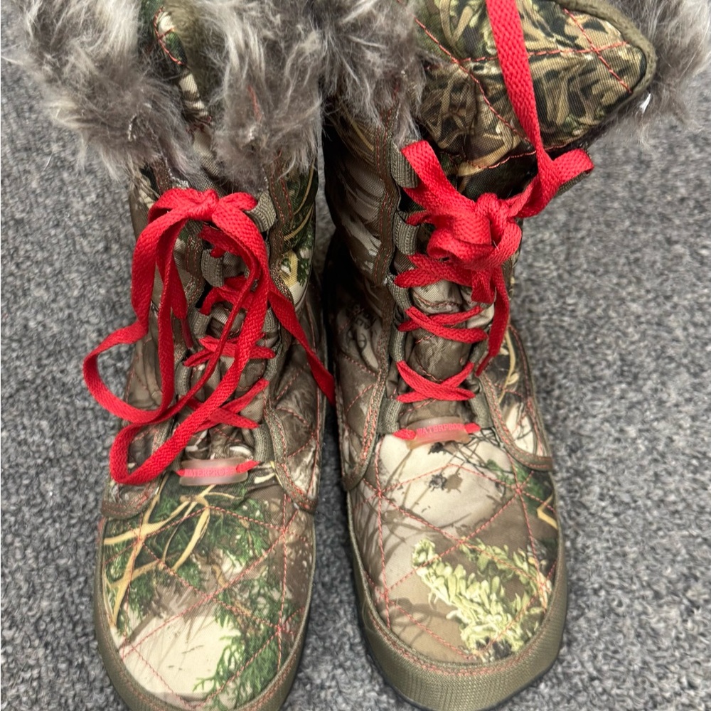 Camouflage Winter Boots with Red Laces